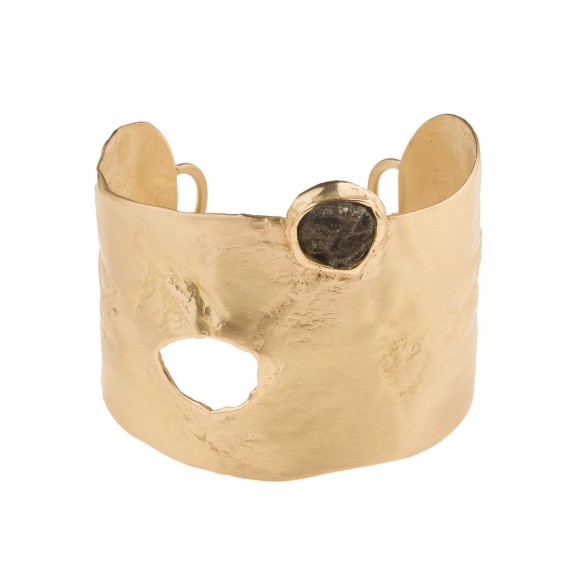 Szeroka złota bransoleta o nieregularnym kształcie z kolekcji New Stone Orska biżuteria