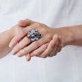 Ciemny pierścionek z kryształowymi oczkami z kolekcji Soda SP32-2