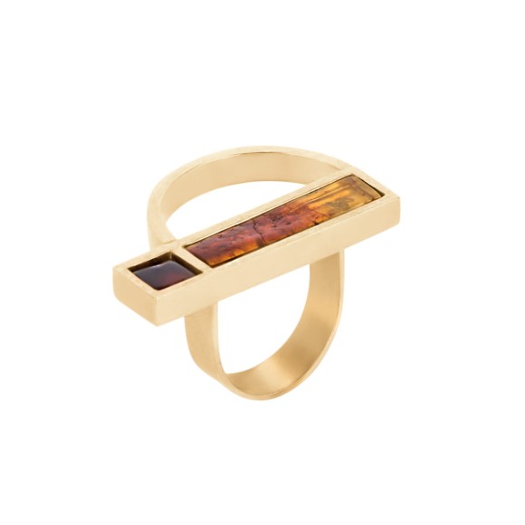 Geometric ring with amber and engraving of a mosquito from the Sello collection