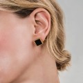 Drobne, pozłacane kolczyki z onyksem z kolekcji Parer
