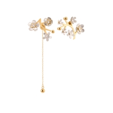 Asymmetrical earrings with light cherry blossom flowers from the Plantis collection