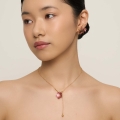 Necklace with a pendant featuring a pink cherry blossom from the Plantis collection