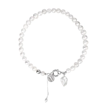 A short necklace made of irregular pearls from the Perle collection