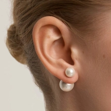 Pearl earrings from the Perle collection