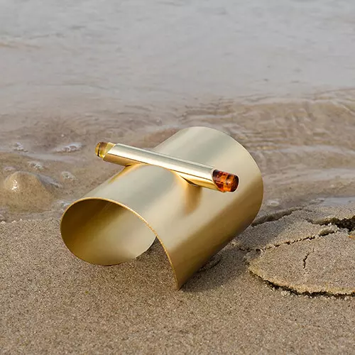 Bracelet with dark amber