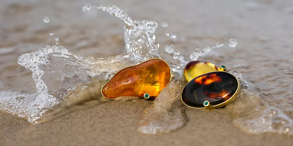 Unique handame rings with amber