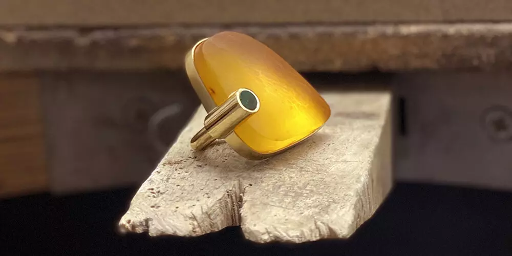 Uinique ring with lemon amber