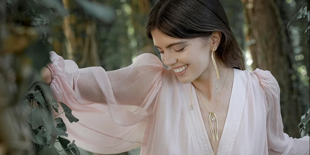 Earrings and necklaces with pine needles