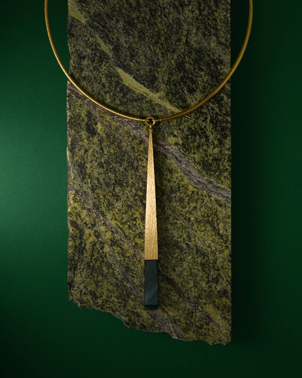 Goldplated necklace with jade from Guatemala collection