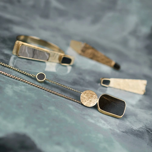 Goldplated jewelry tith ceramics inspired by Natural stones