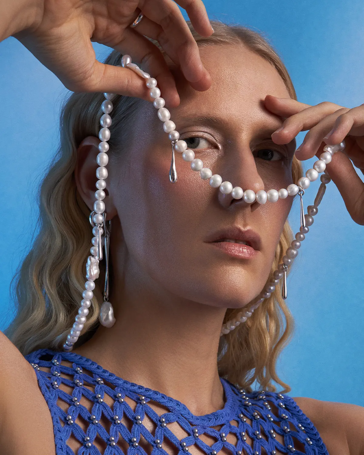 Long pearl necklace with silver pendants from the Perle collection