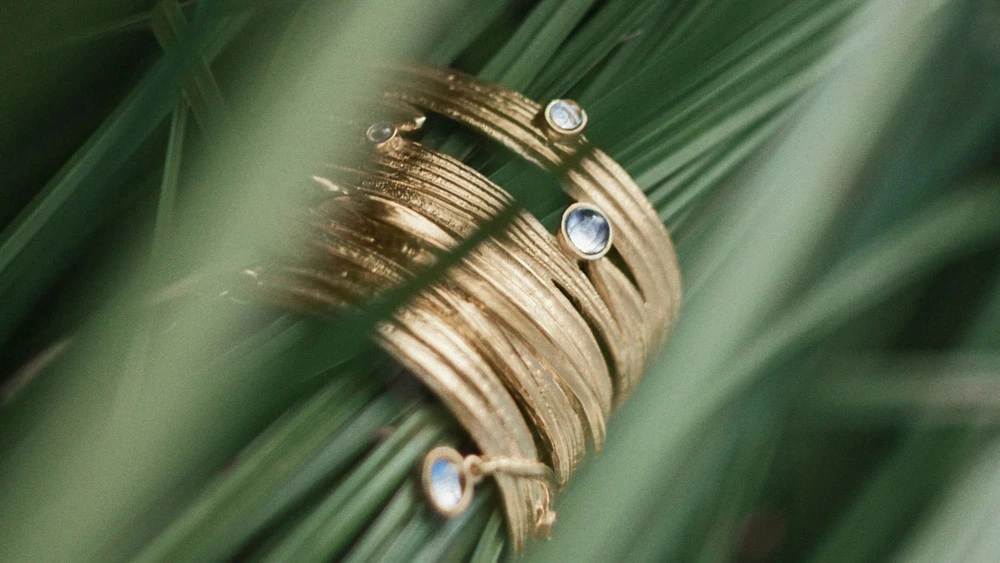 Goldplated ring with natural crystal