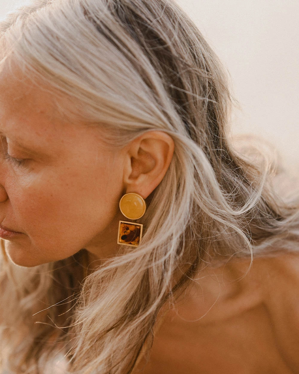 Goldplated earrings with amber