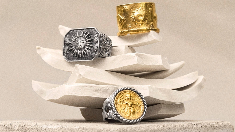 Silver and goldplated rings with symbols from the Semios collection