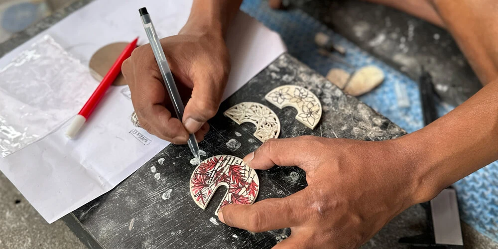 Rzeźbienie ornamentów na Bali