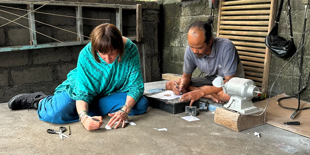 Praca w warsztacie na Bali