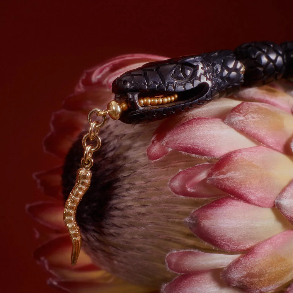 Rzeźbiony na bali naszyjnik wąż