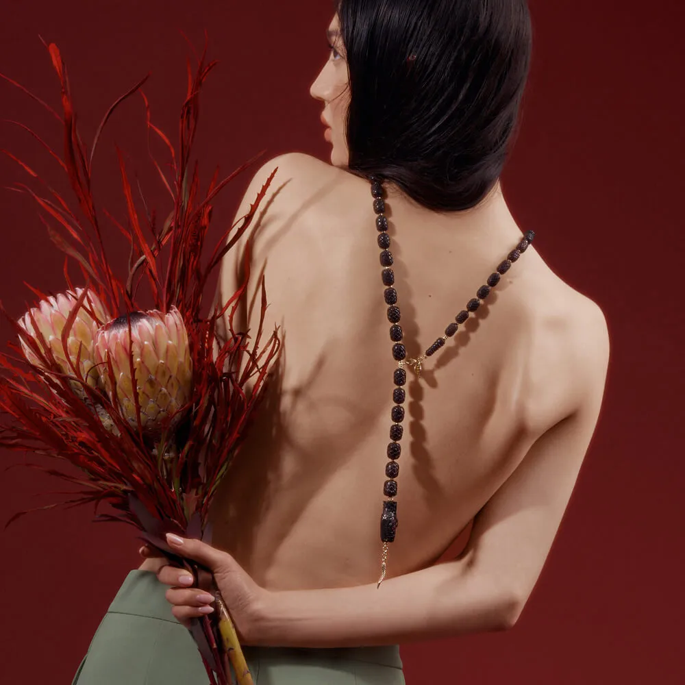 Długi, rzeźbiony w drewnie naszyjnik wąż